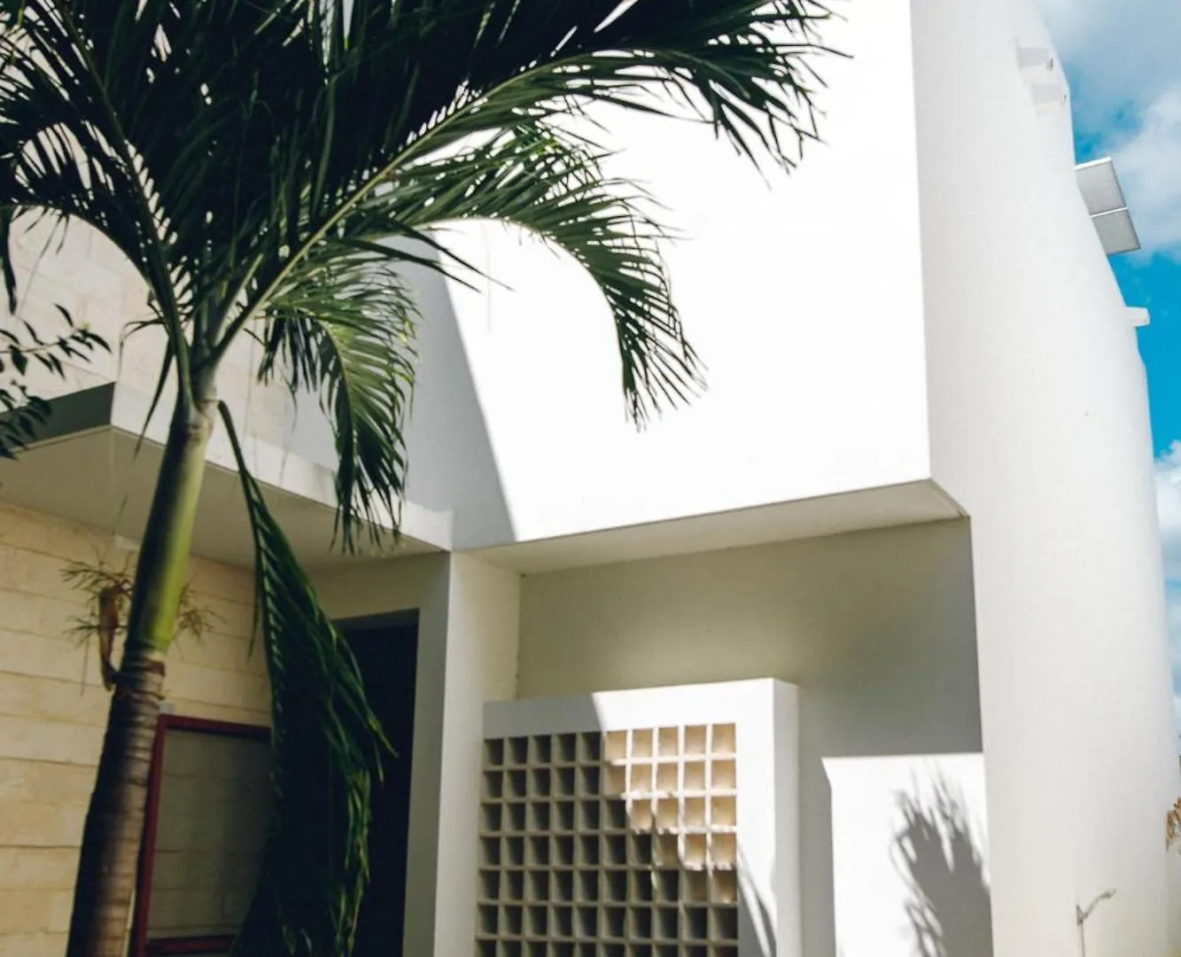 Апартаменты Beachside Bliss Modern 3Story Villa With Deck And Grill Акумаль